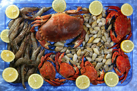 螃蟹告诉虾蛤和柠檬餐厅饮食市场海鲜食物动物蛤蜊用餐甲壳生活背景图片