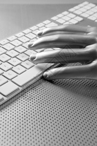 未来的银灰手和键盘技术金属替代品笔记本宏观桌面木板四肢商业办公室背景图片