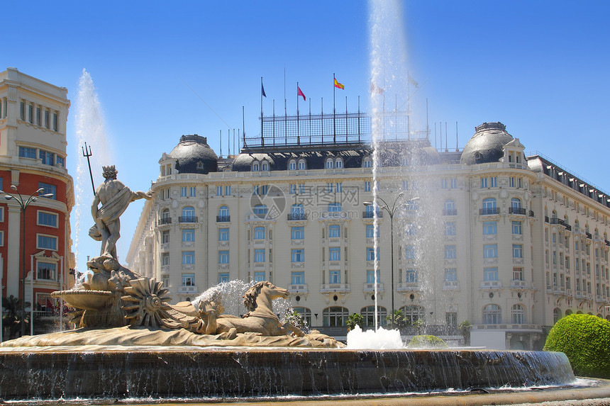 帕塞奥德拉卡斯特利亚纳的马德里内普图诺喷泉建筑学历史性广场观光景观飞溅蓝色假期雕像正方形图片