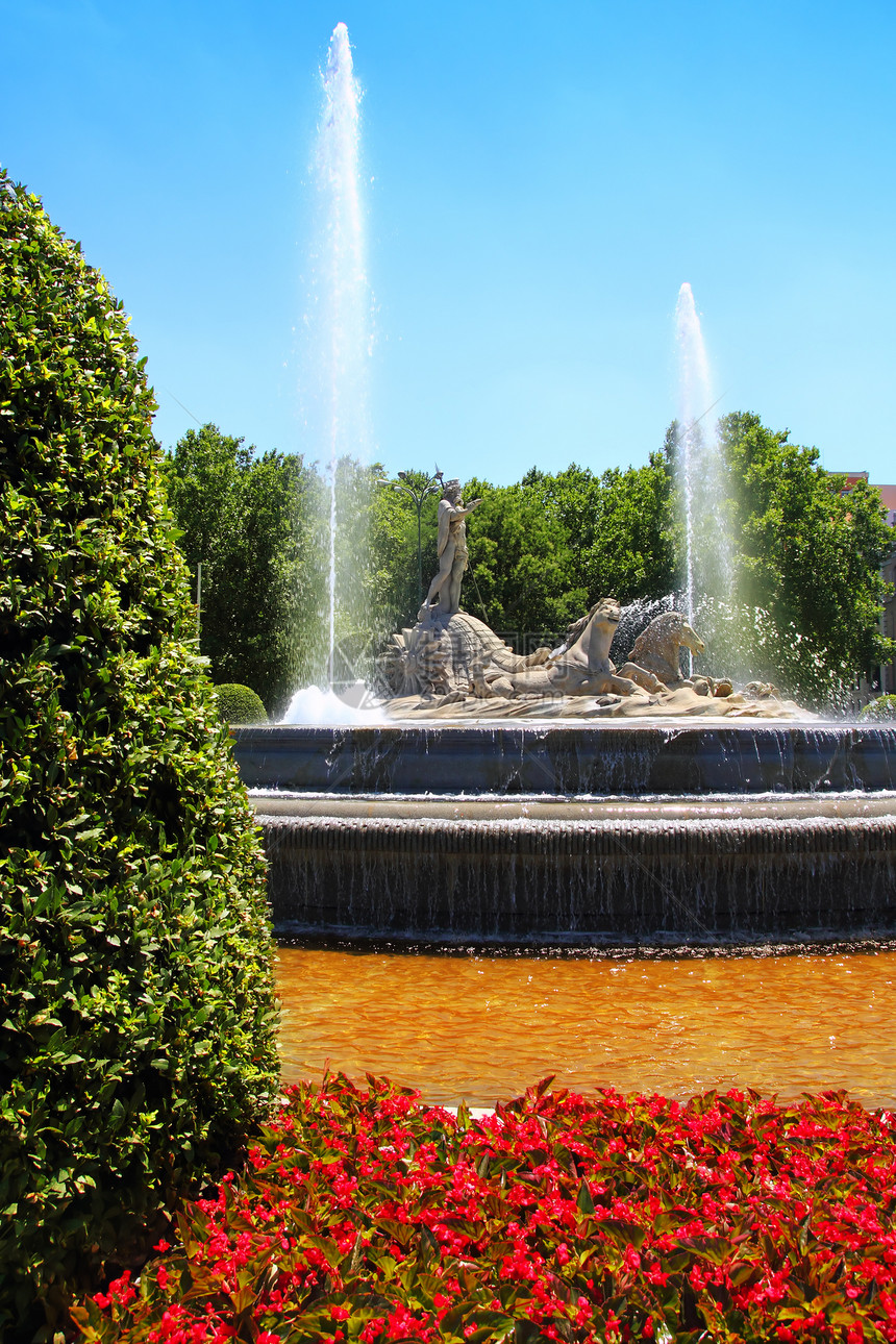 帕塞奥德拉卡斯特利亚纳的马德里内普图诺喷泉地标大道天空蓝色历史首都遗产飞溅街道花园图片