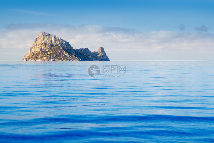 岛 平静的蓝水图片
