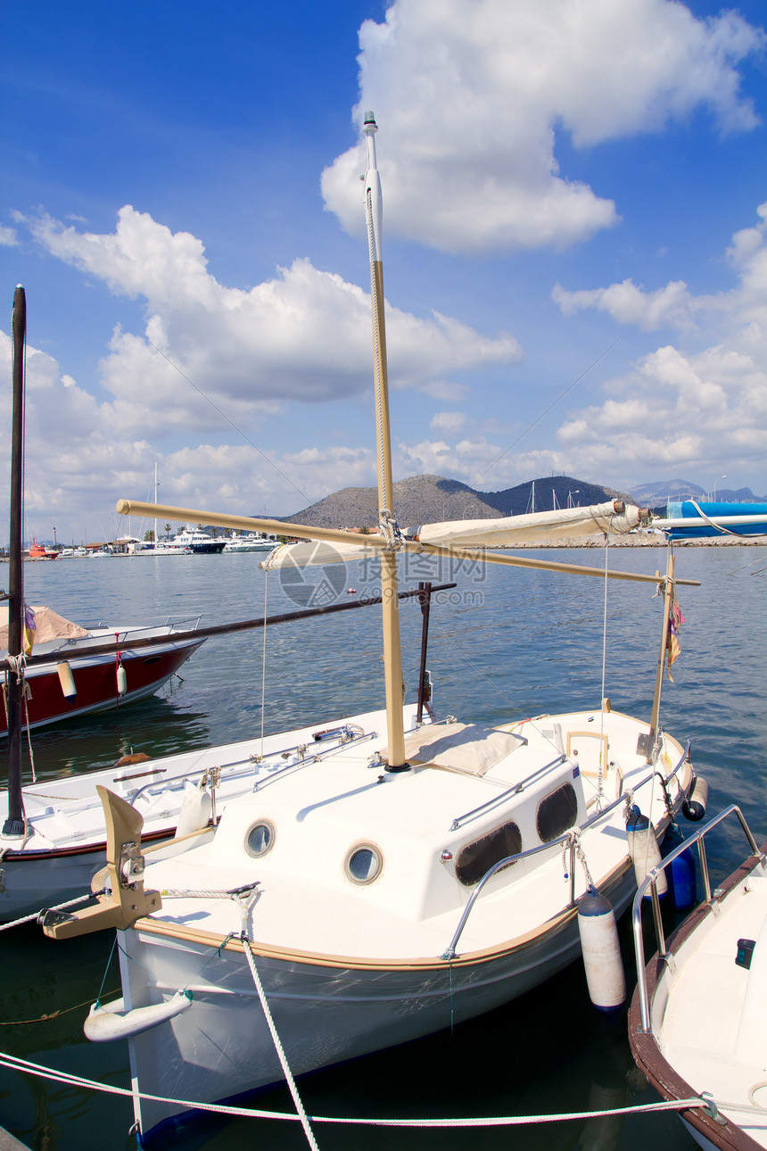 港口 码头内有游艇场景海滩血管绳索天空阳光运输蓝色海岸假期图片