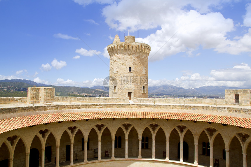 马洛卡Palma市Majorca的城堡纪念碑蓝色堡垒历史建筑学庭院假期拱廊柱廊走廊图片