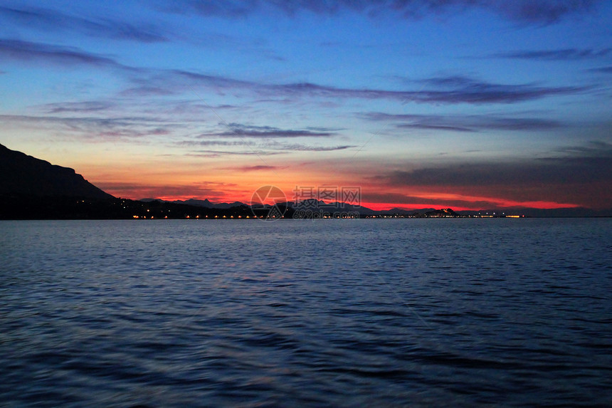 地中海海洋背光下德尼亚日落的景色图片