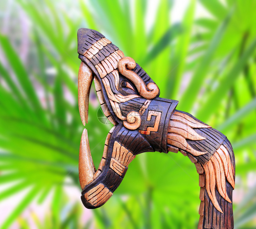 墨西哥木制手工艺品的蛇符号雕刻雕塑传统丛林獠牙通体工匠装饰艺术风格图片