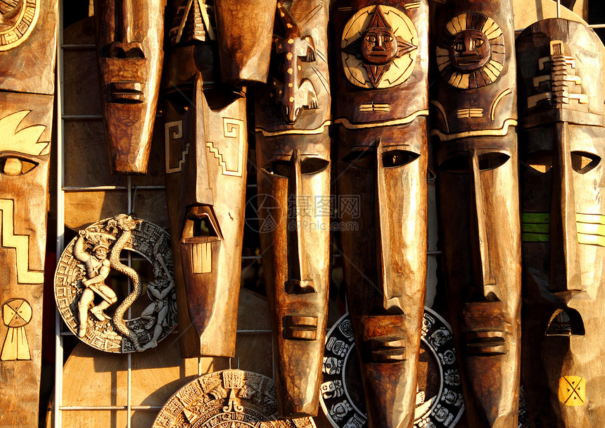 墨西哥木制面具 手工制作的木材面孔男人宗教雕塑文化木头手势精神工艺艺术部落图片