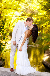 在蜜月户外公园接吻婚礼蜜月树木妻子情感花园恋人男人成人女孩丈夫高清图片素材
