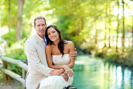 在公园河拥抱中相爱的情侣蜜月花园女士仪式婚姻男人丈夫情感恋人夫妻女孩高清图片素材