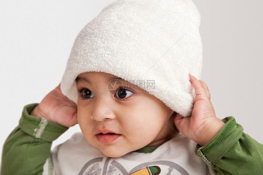 印度好奇的男孩婴儿新生男人生活白色眼睛注意力裙子童年帽子男生图片
