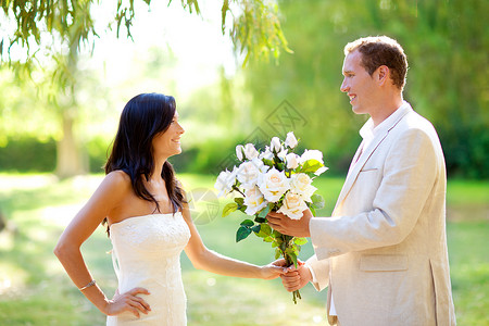 刚结婚的夫妻 男人拿着鲜花新娘花园婚礼已婚情感仪式套装玫瑰女孩婚姻女士高清图片素材
