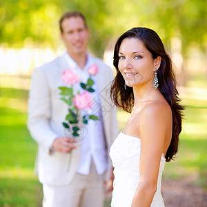 刚结婚的夫妻 男人拿着鲜花花朵恋人婚姻仪式新娘情感庆典花园蜜月女孩情人节高清图片素材