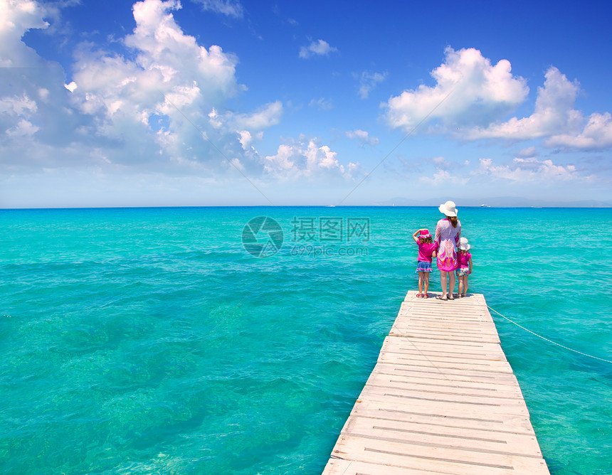 女儿和母亲在热带海滩的码头海洋女儿们姐妹女孩孩子女士海岸线孩子们女性海岸图片
