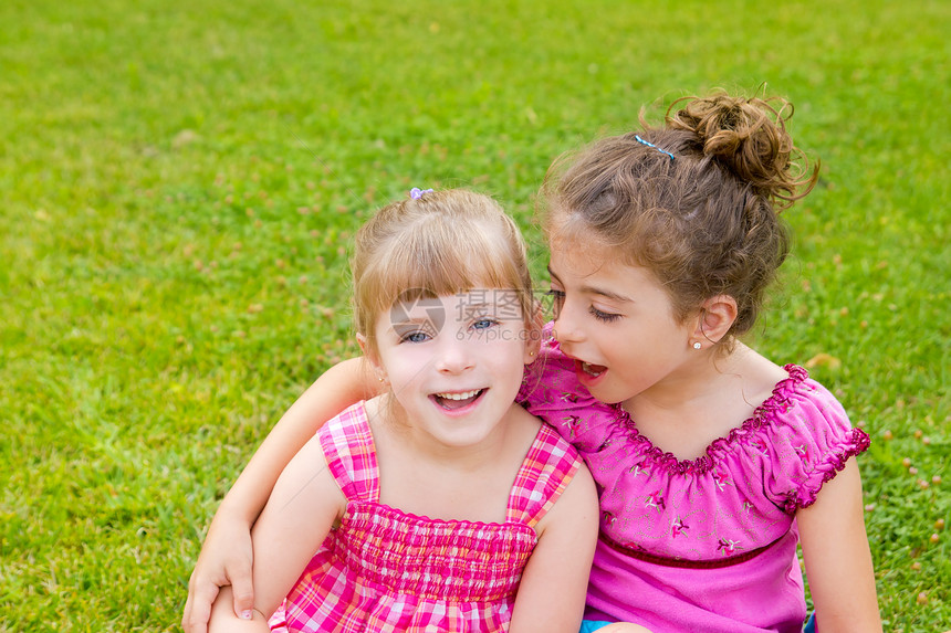 女孩在绿草草公园抱抱拥抱孩子们幸福快乐闲暇童年家庭女性美丽花园图片