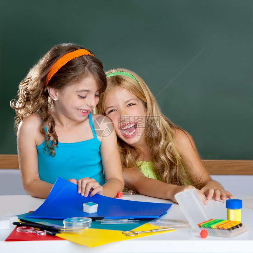 在学校课堂上欢笑快乐的孩子们女学生学生女孩团体孩子手势朋友们黑板幸福学习桌子图片