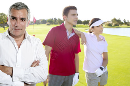 高尔夫高级高尔夫球手男子肖像在绿色户外男人友谊爱好朋友们课程场地玩家女孩假期闲暇自然高清图片素材