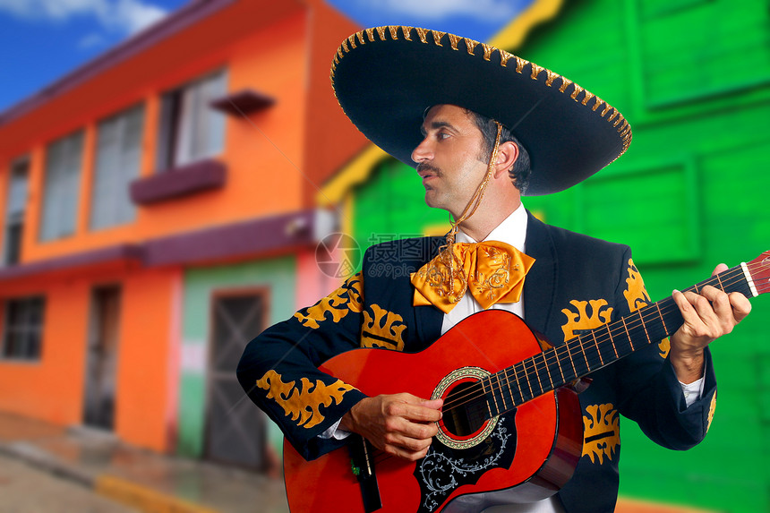 沙罗马里亚奇演奏墨西哥的吉他歌手男性边帽男人幸福享受戏服建筑物房屋胡子图片