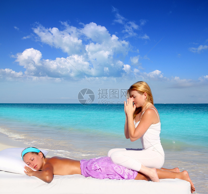 加勒比沙滩按摩静默思痛松妇女女孩治疗旅行指压冥想假期身体治疗师按摩师女性图片