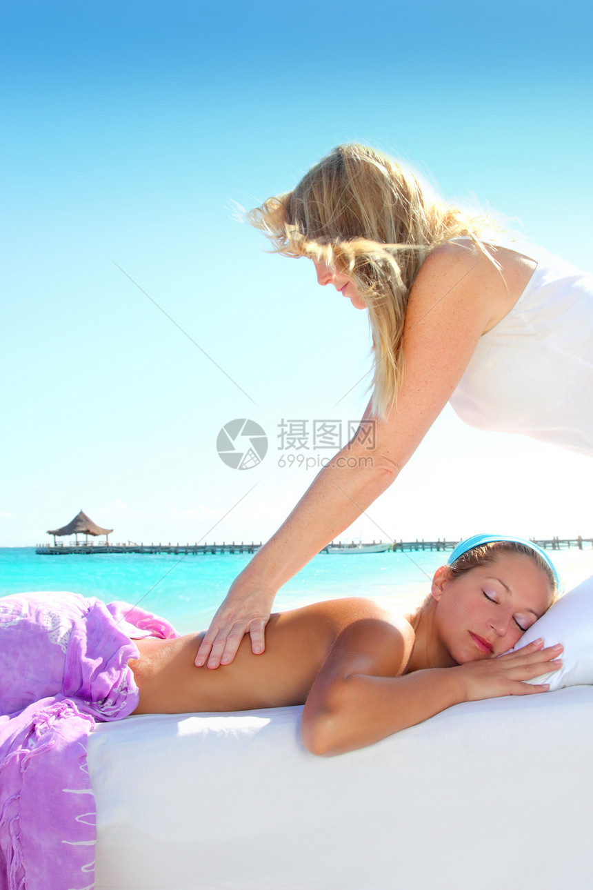 加勒比绿绿宝石海滩按摩妇女女士金发热带旅行福利皮肤身体女孩们异国治疗师图片