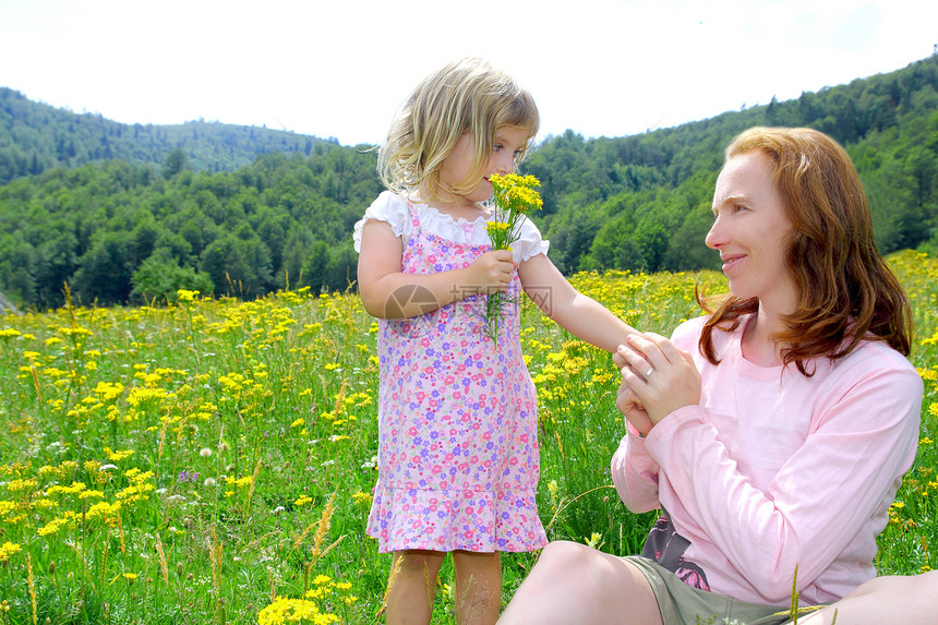 女儿和母亲在花草地玩妈妈女孩环境草地花园场地美丽农村幸福国家图片