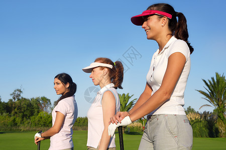 高尔夫3个女子在一连排绿色草场课程中女性草地假期女士微笑享受游戏高尔夫球运动友谊闲暇高清图片素材
