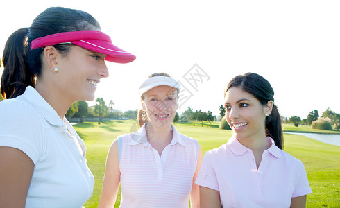 高尔夫3个女子在一连排绿色草场课程中草地游戏假期场地法庭爱好运动俱乐部团体女性微笑高清图片素材