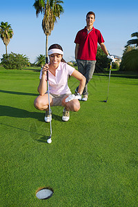 年轻高尔夫女子寻找并瞄准洞口健康高清图片素材