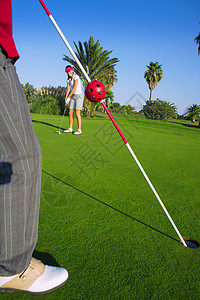 高尔夫女人打球 男人挂旗高尔夫球假期俱乐部锻炼女性小子爱好男性娱乐朋友们闲暇高清图片素材