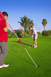 高尔夫女人打球 男人挂旗女孩俱乐部朋友们旗帜场地锻炼微笑爱好玩家晴天背景图片