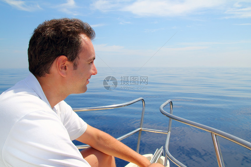 蓝蓝色平静的洋流水娱乐游艇成人帆船太阳人员天空导航水手航行图片