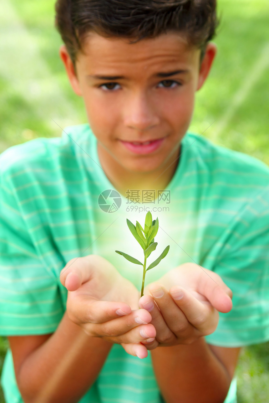 种植物苗芽 长着光亮发光的幼童手男生蔬菜微笑发芽生活生长园艺草地花园环境图片