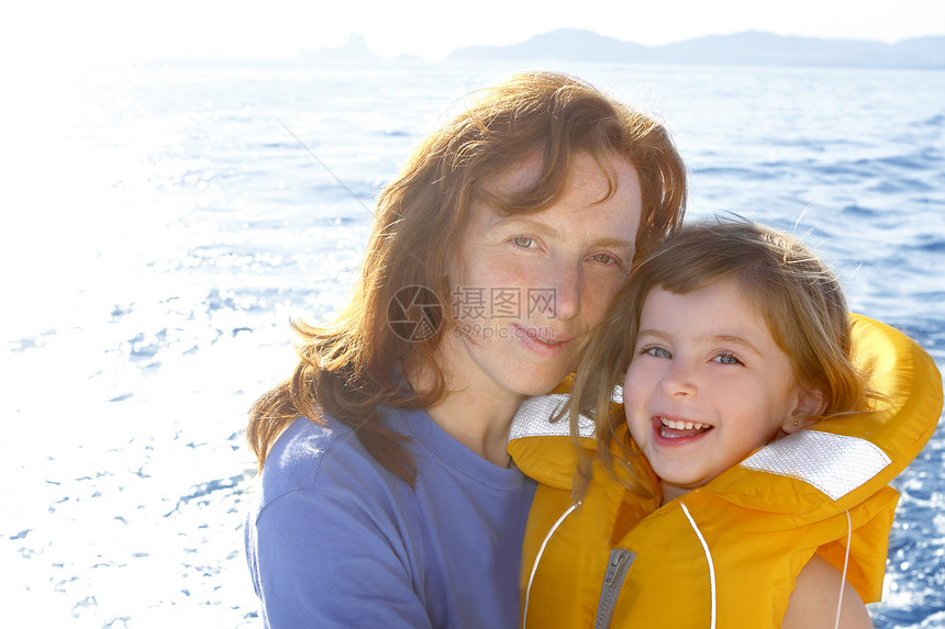 母亲和女儿安全背心后光海图片