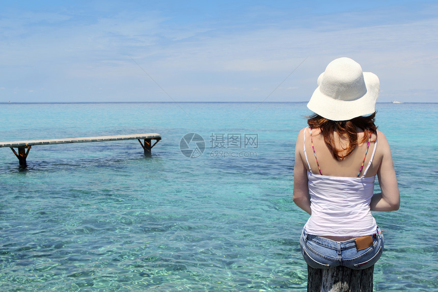 旅行回来的女游客 寻找远古绿海支撑帽子海岸海岸线女孩小女孩幸福地平线海洋太阳图片