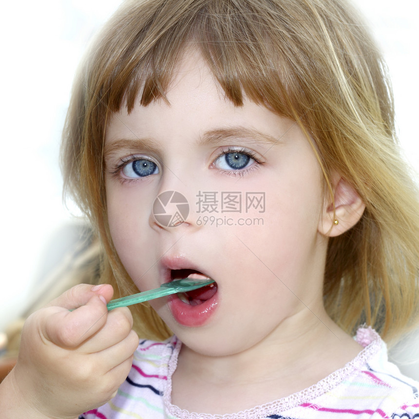 金发女孩 吃冰淇淋肖像女性童年蓝色食物眼睛甜点勺子营养喜悦小吃图片