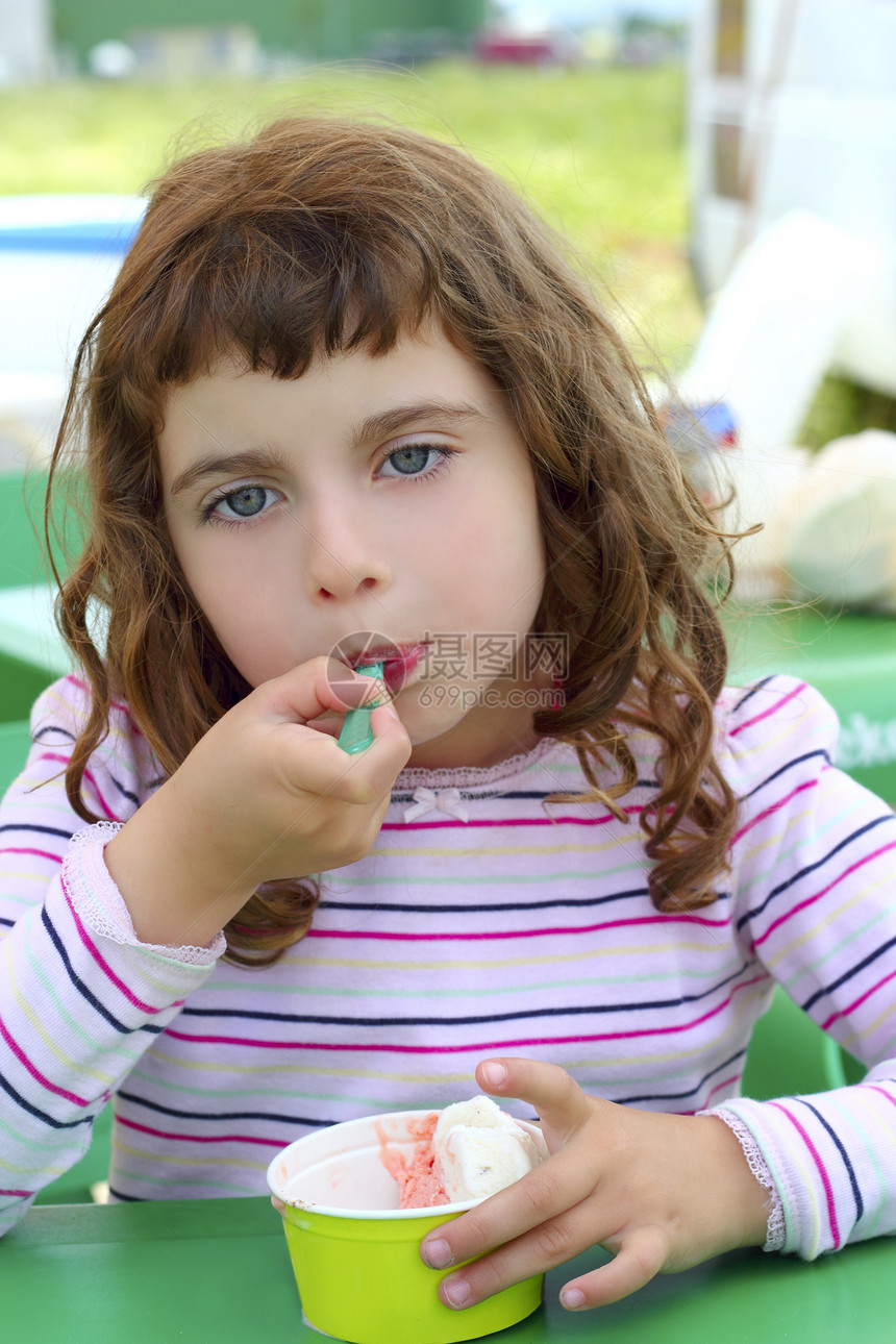 黑褐色的小女孩 吃冰淇淋童年小吃眼睛女性孩子蓝色女孩甜点奶油营养图片