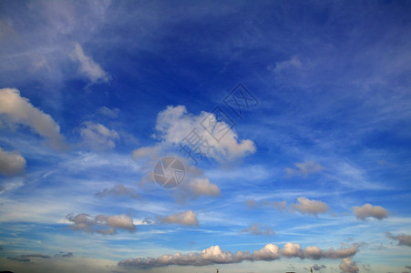 蓝蓝色完美夏夜的天空白云太阳晴天地平线天堂蓝色环境墙纸云景阳光季节气候高清图片素材