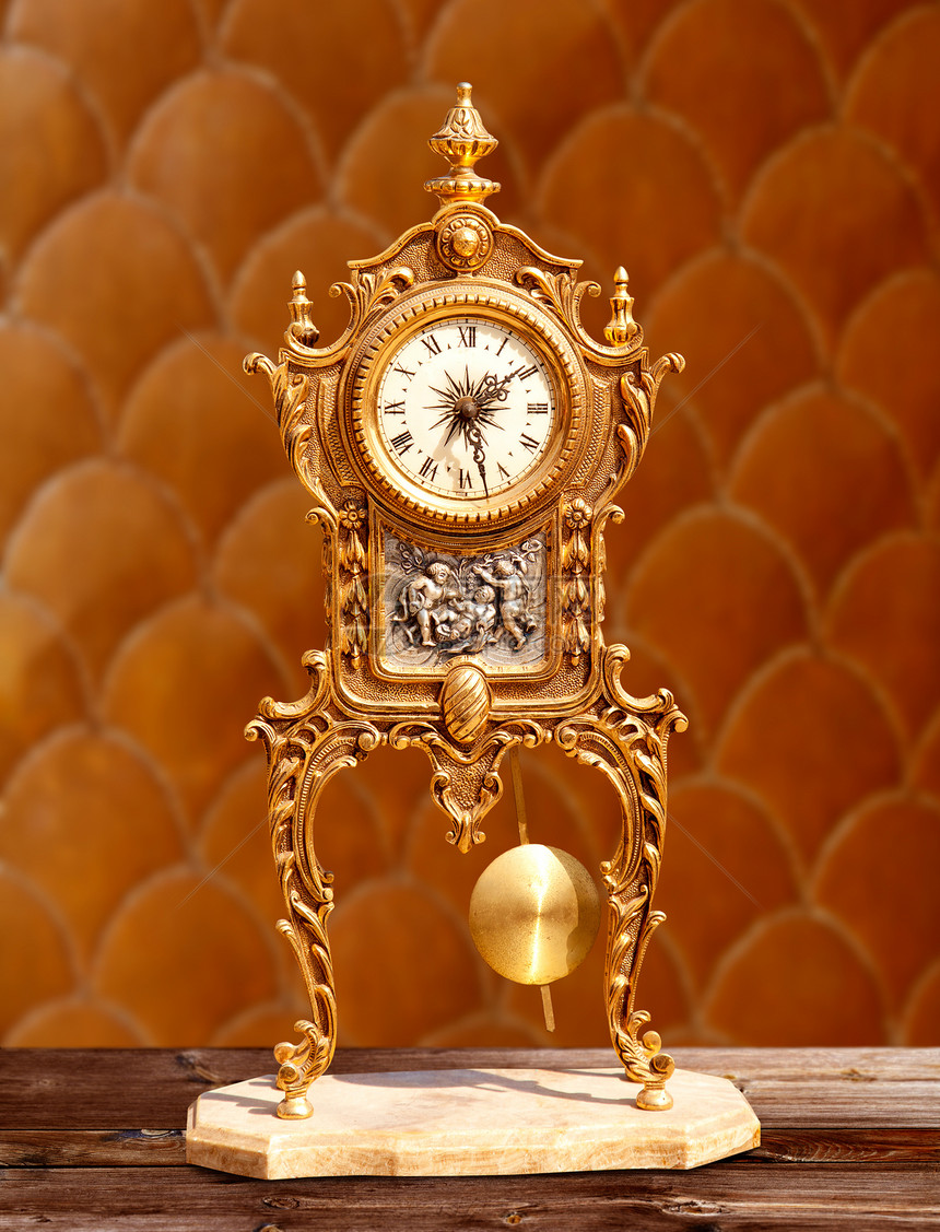 古老的金铜钟钟表拨号浮雕小时家具装饰品祖父重量奢华金子黄铜图片
