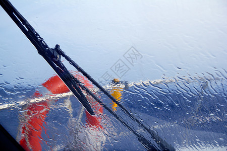 小船完美的雨水飞溅水器汽艇闲暇钓鱼水晶救生圈速度旅行天空运输背景图片