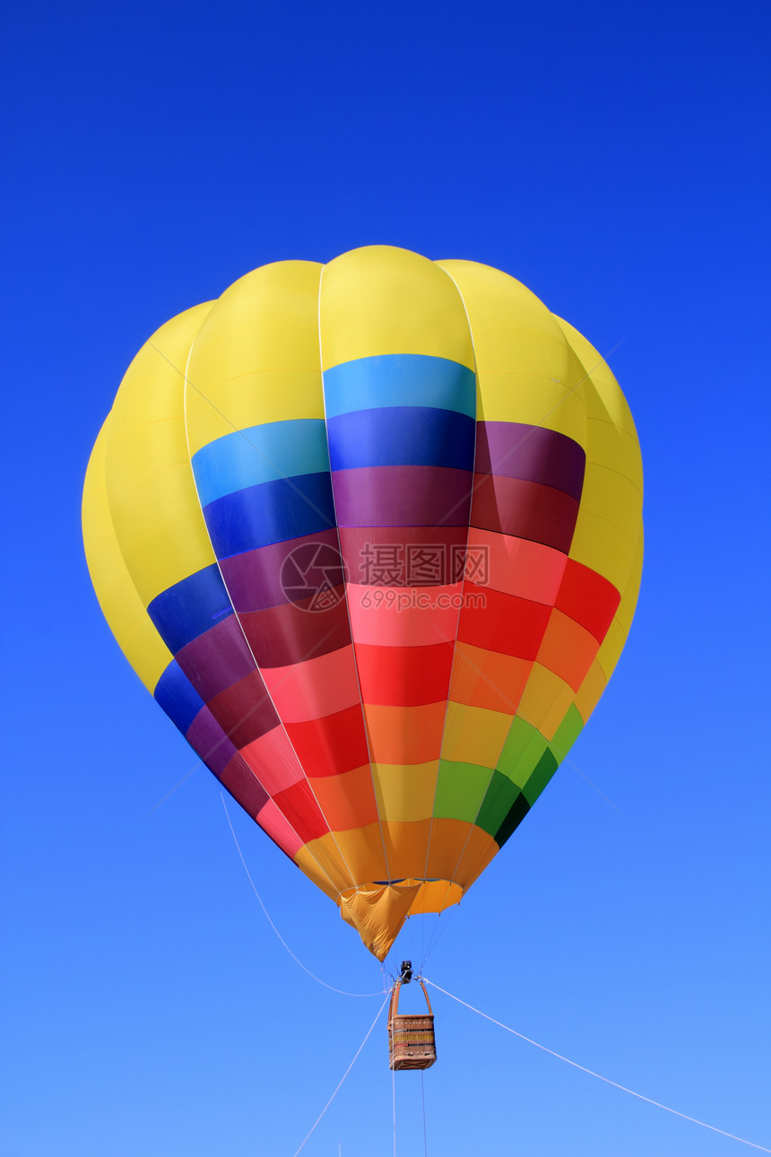 蓝色天空中的气球彩色生色彩自由娱乐喜悦气氛人心乐趣飞行节日航班享受图片