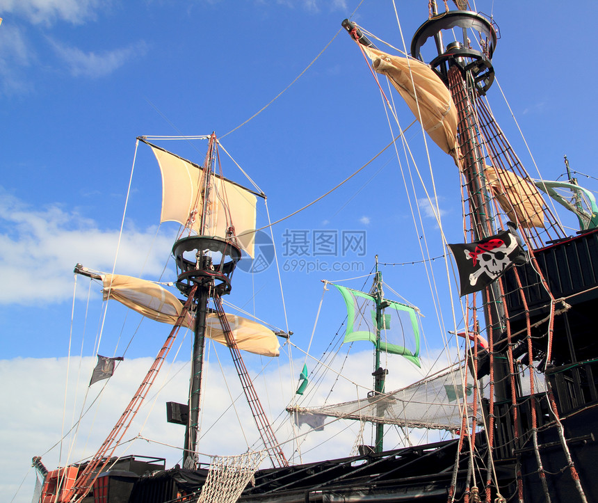蓝天上悬挂帆船杆的海盗渔船图片
