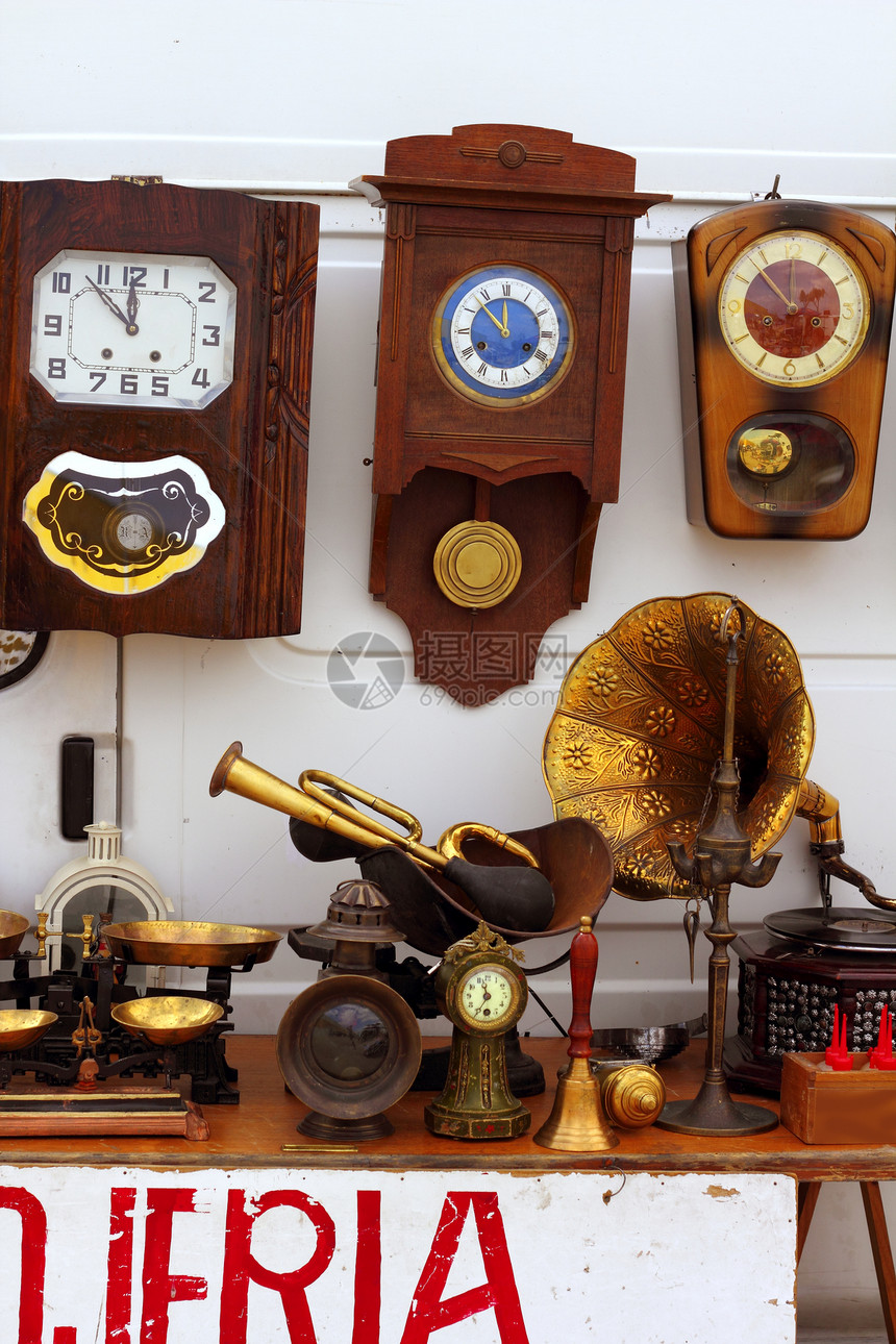 市场墙上的旧时钟警报历史手表木头古董时间小时金子数字拨号图片