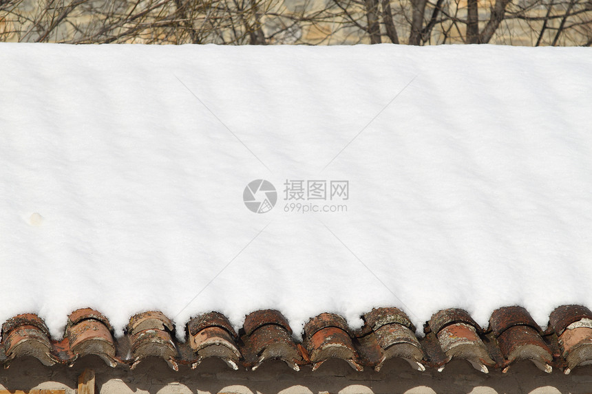 年老的泥土屋顶瓷砖在冬季雪下下下雪橙子村庄住宅滑雪石头建筑学房子黏土框架建筑图片