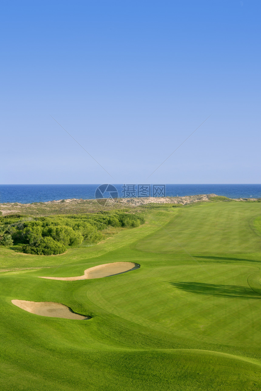 海洋附近的高尔夫球道绿色绿草图片