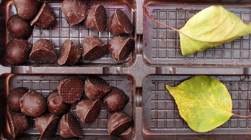 葡萄和树叶纪念日周年礼物浪漫展示巧克力食物甜点美食白色图片