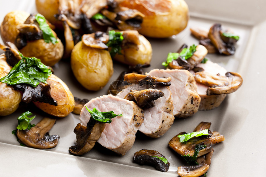用蘑菇烤的猪肉面包静物土豆营养香菜食物盘子美食图片