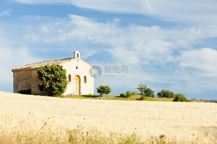 法国普罗旺斯 瓦伦索高原 带有谷物田的礼拜堂建筑学地标粮食种植园国家位置农业外观教会教堂图片