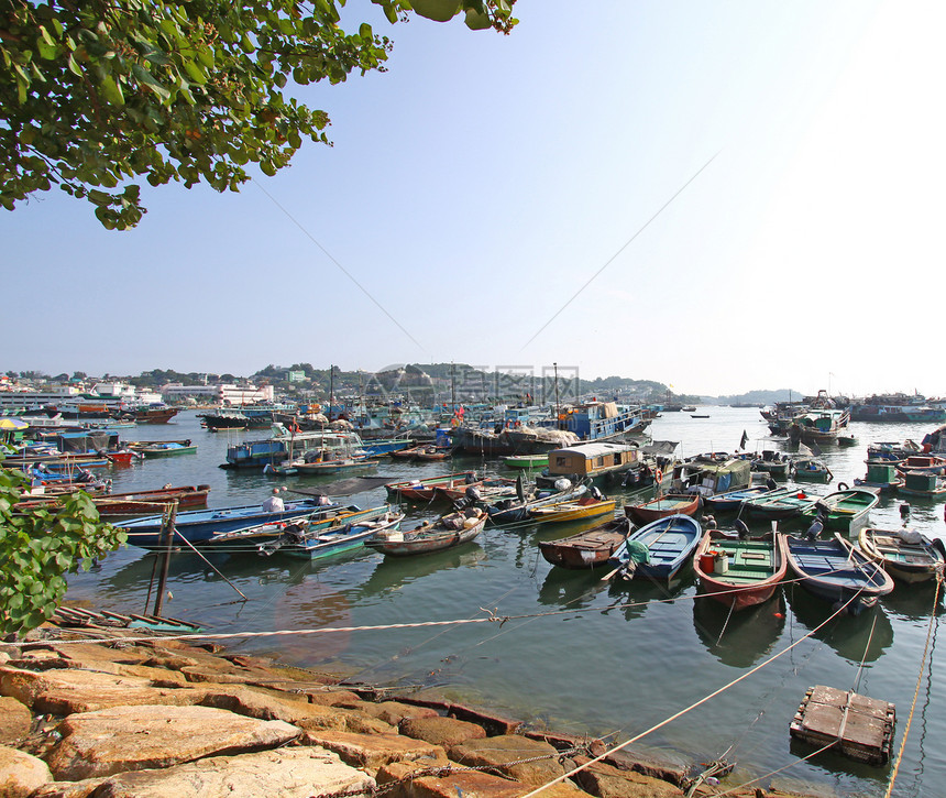 香港海岸沿岸的长洲钓鱼艇图片