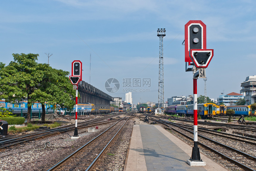 火车站信号通信光灯电气灰色民众车站活力运输闪光栅栏红色概念图片