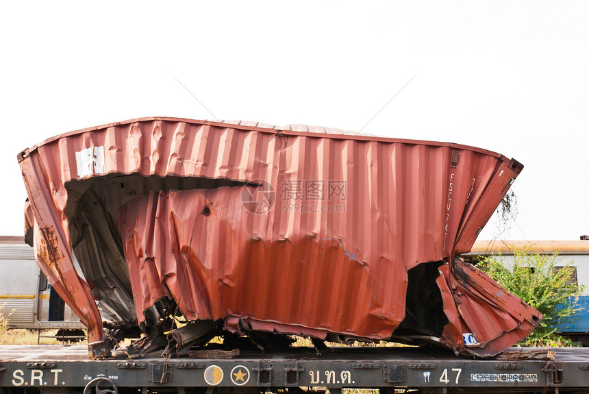 从火车场取走的钢铁集装箱槽图片