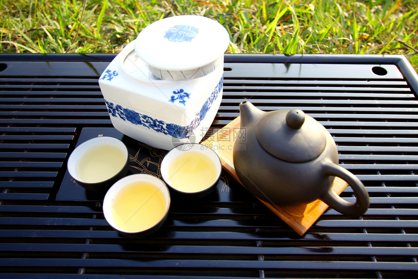 亚洲在草地上泡茶生活制品叶子陶瓷黏土草本植物杯子服务文化陶器图片