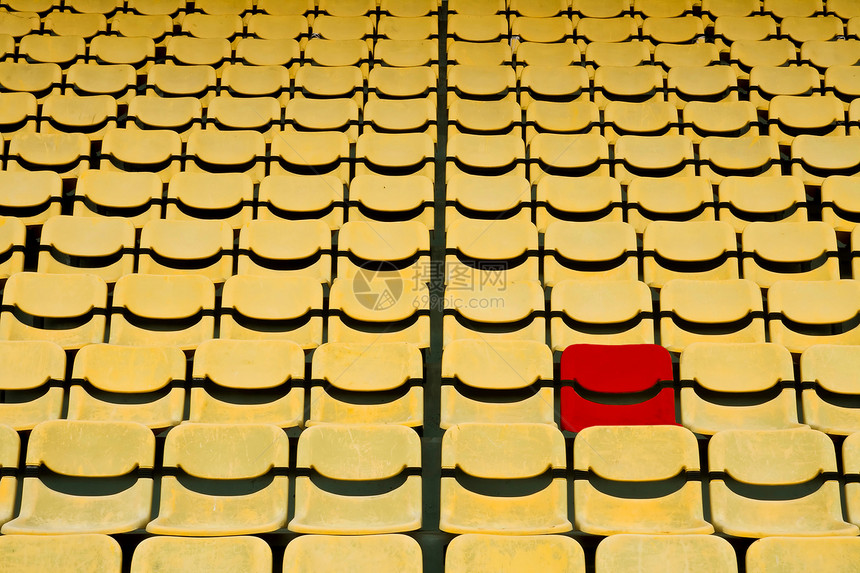 足球体育场中黄色座位模式中的红色正方位图片